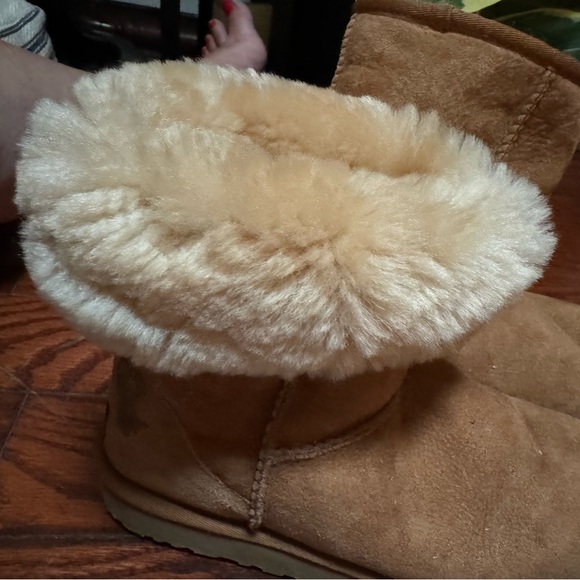 Flawed Ugg boot. But if folded down can’t see flaw otherwise great shape - Picture 3 of 6